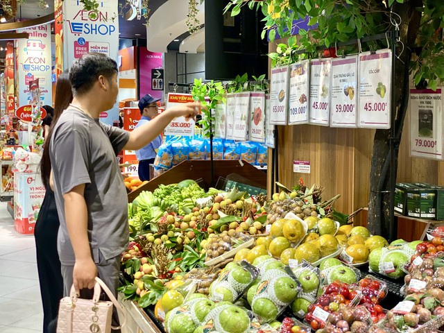 V&agrave;i u đầu m&ugrave;a gi&aacute; cả trăm ngh&igrave;n đồng/kg nhưng vẫn &lsquo;được l&ograve;ng&rsquo; người ti&ecirc;u d&ugrave;ng - Ảnh 1.