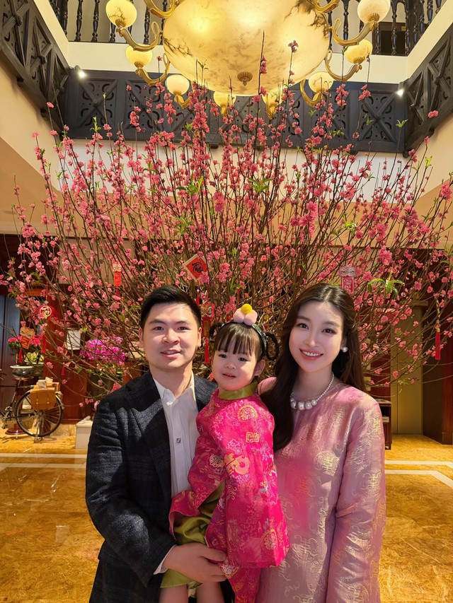 Hoa hậu Đỗ Mỹ Linh c&ugrave;ng chồng đưa con đi chơi lễ, lộ v&oacute;c d&aacute;ng mang thai lần 2 - Ảnh 3.
