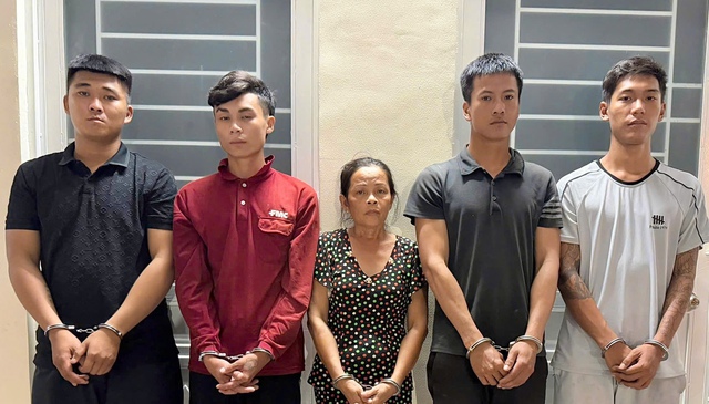Nghi ngờ chồng ngoại t&igrave;nh, người phụ nữ 60 tuổi thu&ecirc; c&ocirc;n đồ ch&eacute;m chồng - Ảnh 1.