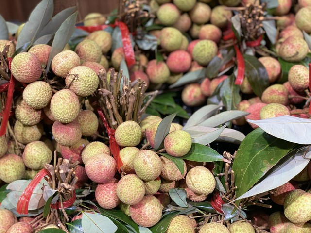 V&agrave;i u đầu m&ugrave;a gi&aacute; cả trăm ngh&igrave;n đồng/kg nhưng vẫn &lsquo;được l&ograve;ng&rsquo; người ti&ecirc;u d&ugrave;ng - Ảnh 2.