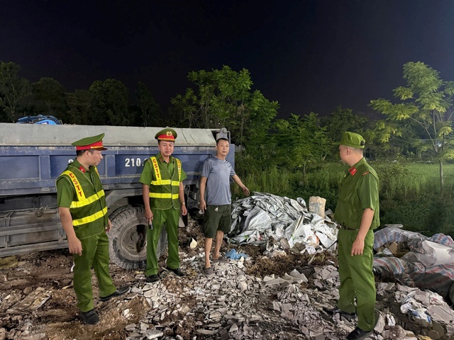 Hà Nội tăng cường xử lý xe tải đổ trộm phế thải xây dựng trái phép năm 2026 - Ảnh 2. Hà Nội tăng cường xử lý xe tải đổ trộm phế thải xây dựng trái phép năm 2026 - Ảnh 2.