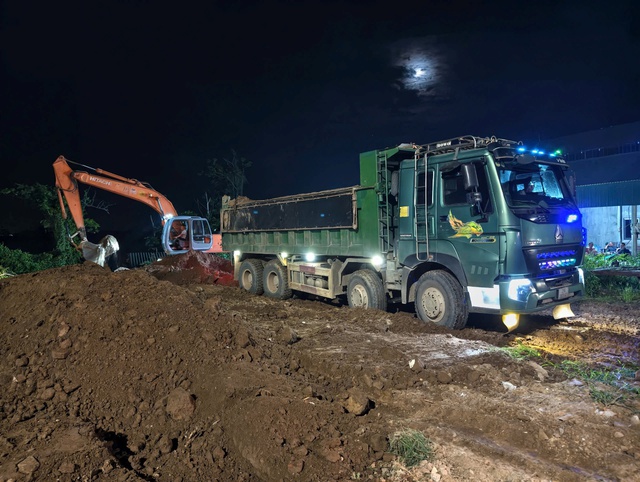 Hà Nội tăng cường xử lý xe tải đổ trộm phế thải xây dựng trái phép năm 2026 - Ảnh 1. Hà Nội tăng cường xử lý xe tải đổ trộm phế thải xây dựng trái phép năm 2026 - Ảnh 1.
