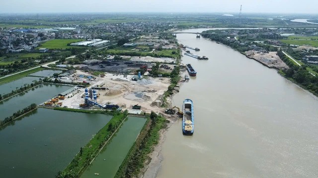 Bến b&atilde;i ven s&ocirc;ng Luộc Hưng Y&ecirc;n v&agrave; những mối nguy từ c&aacute;c mố cẩu chưa được cấp ph&eacute;p - Ảnh 1.