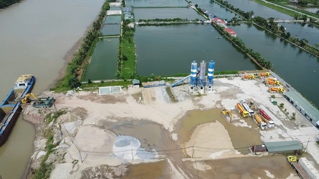 Tiếp vụ vi phạm đê điều tại Hưng Yên: Bến bãi vẫn tồn tại dù bị đình chỉ - Ảnh 3. Tiếp vụ vi phạm đê điều tại Hưng Yên: Bến bãi vẫn tồn tại dù bị đình chỉ - Ảnh 3.