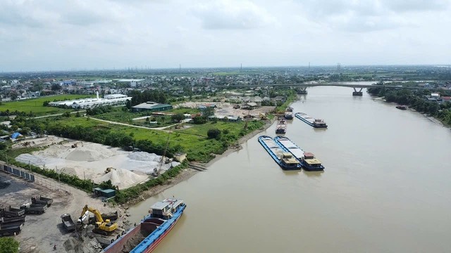 Bến b&atilde;i ven s&ocirc;ng Luộc Hưng Y&ecirc;n v&agrave; những mối nguy từ c&aacute;c mố cẩu chưa được cấp ph&eacute;p - Ảnh 6.