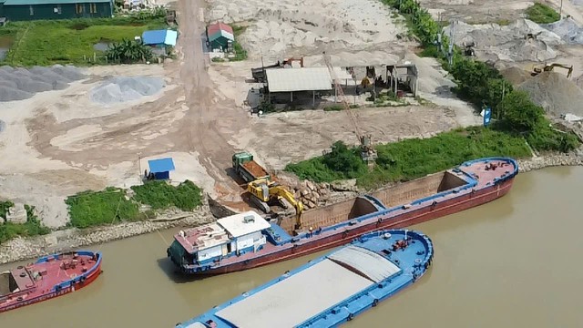Bến b&atilde;i ven s&ocirc;ng Luộc Hưng Y&ecirc;n v&agrave; những mối nguy từ c&aacute;c mố cẩu chưa được cấp ph&eacute;p - Ảnh 9.