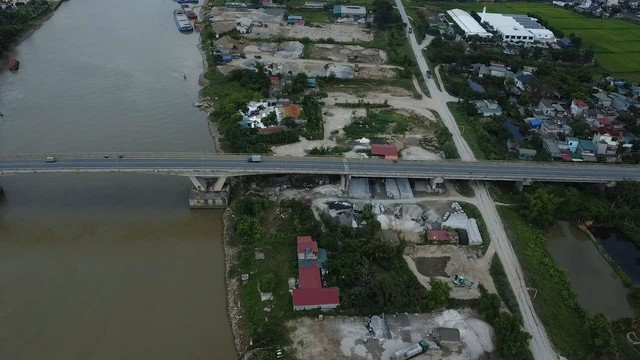 Bến b&atilde;i ven s&ocirc;ng Luộc Hưng Y&ecirc;n v&agrave; những mối nguy từ c&aacute;c mố cẩu chưa được cấp ph&eacute;p - Ảnh 12.