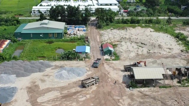 Bến b&atilde;i ven s&ocirc;ng Luộc Hưng Y&ecirc;n v&agrave; những mối nguy từ c&aacute;c mố cẩu chưa được cấp ph&eacute;p - Ảnh 10.