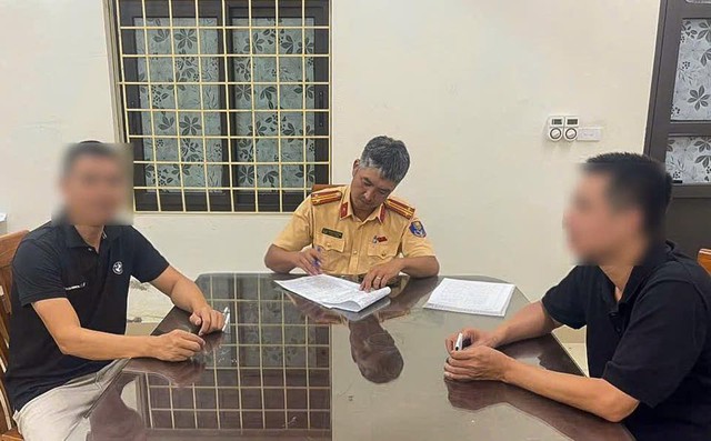 H&agrave; Nội: Hỏi CSGT 'Em kh&ocirc;ng biết anh &agrave;', t&agrave;i xế v&agrave; người đi c&ugrave;ng nhận c&aacute;i 'kết đắng'  - Ảnh 1.