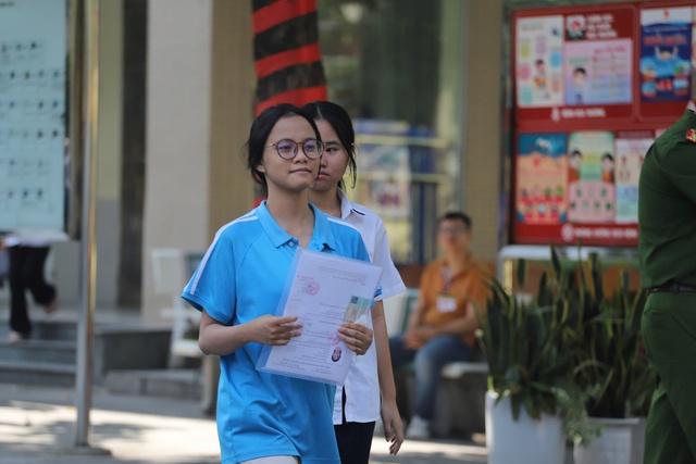 Kh&eacute;p lại kỳ thi v&agrave;o lớp 10: Niềm vui của Sĩ tử H&agrave; Nội v&agrave; phụ huynh nhẹ nh&otilde;m - Ảnh 2.