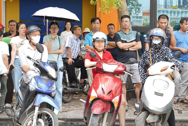 Kh&eacute;p lại kỳ thi v&agrave;o lớp 10: Niềm vui của Sĩ tử H&agrave; Nội v&agrave; phụ huynh nhẹ nh&otilde;m - Ảnh 4.