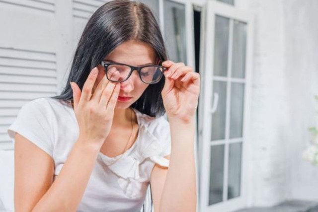 Ho dữ dội 5 ph&uacute;t, c&ocirc; g&aacute;i 33 tuổi vỡ mạch m&aacute;u ở mắt - Ảnh 1.