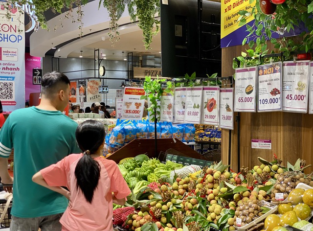 Tiểu thương l&yacute; giải gi&aacute; vải tươi đầu m&ugrave;a cao ch&oacute;t v&oacute;t nhưng vẫn b&aacute;n chạy h&agrave;ng - Ảnh 1.