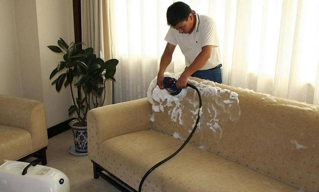 Những lỗi thường gặp n&ecirc;n tr&aacute;nh khi tự vệ sinh sofa vải tại nh&agrave; - Ảnh 3.