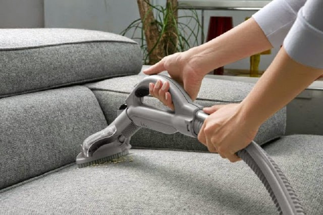 Những lỗi thường gặp n&ecirc;n tr&aacute;nh khi tự vệ sinh sofa vải tại nh&agrave; - Ảnh 2.