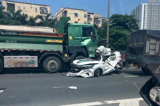 H&agrave; Nội: T&agrave;i xế tho&aacute;t nạn thần kỳ trong chiếc xe bẹp r&uacute;m sau va chạm li&ecirc;n ho&agrave;n tr&ecirc;n đường V&agrave;nh đai 3 - Ảnh 2.