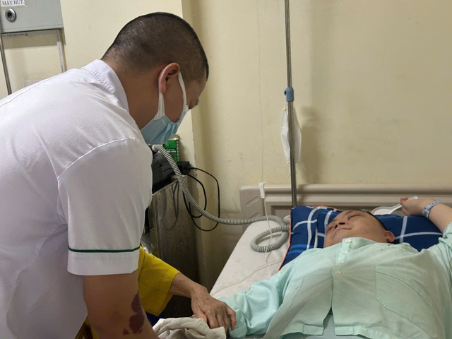 V&ograve;ng tay nh&acirc;n &aacute;i: Gi&uacute;p đỡ mẹ gi&agrave; khốn kh&oacute; cứu con mắc bệnh nặng - Ảnh 3.