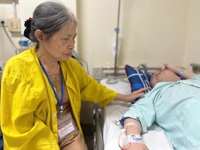 V&ograve;ng tay nh&acirc;n &aacute;i: Gi&uacute;p đỡ mẹ gi&agrave; khốn kh&oacute; cứu con mắc bệnh nặng - Ảnh 2.