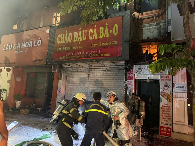 H&agrave; Nội: Kịp thời giải cứu 4 người trong vụ ch&aacute;y cửa h&agrave;ng tr&ecirc;n phố H&agrave;ng V&ocirc;i - Ảnh 1.
