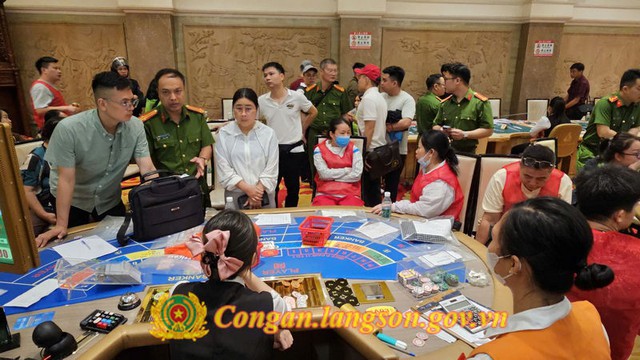 Lạng Sơn: Triệt ph&aacute; tụ điểm đ&aacute;nh bạc &ldquo;n&uacute;p b&oacute;ng&rdquo; hoạt động dưới vỏ bọc khu vui chơi giải tr&iacute;, 66 đối tượng bị khởi tố - Ảnh 2.