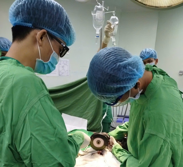 Dị vật kim loại siết chặt dương vật suốt 1 th&aacute;ng: Cảnh b&aacute;o cấp cứu ngoại khoa nguy hiểm - Ảnh 1.