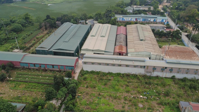 Hàng loạt nhà xưởng hoạt động trên đất nông nghiệp ở Quốc Oai: Người Hà Nội lo nguy cơ cháy nổ, ô nhiễm kéo dài - Ảnh 4. Hàng loạt nhà xưởng hoạt động trên đất nông nghiệp ở Quốc Oai: Người Hà Nội lo nguy cơ cháy nổ, ô nhiễm kéo dài - Ảnh 4.
