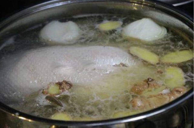 Mẹo luộc vịt ngon , khử m&ugrave;i h&ocirc;i hiệu quả với nguy&ecirc;n liệu dễ t&igrave;m tại nh&agrave; - Ảnh 3.