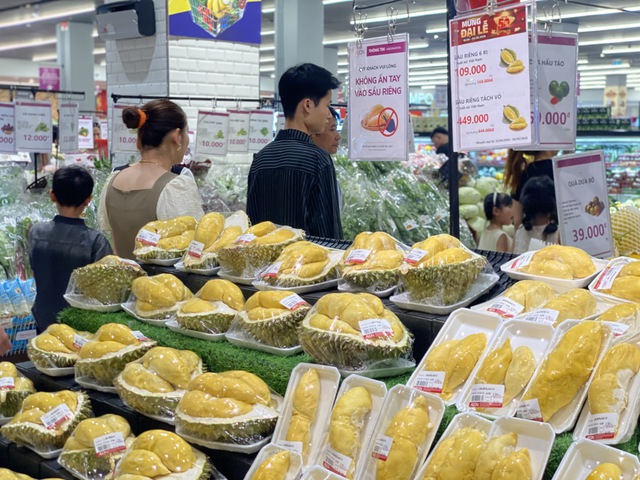 Loạn gi&aacute; sầu ri&ecirc;ng, nơi b&aacute;n v&agrave;i chục ngh&igrave;n, nơi tiền trăm một kg - Ảnh 1.