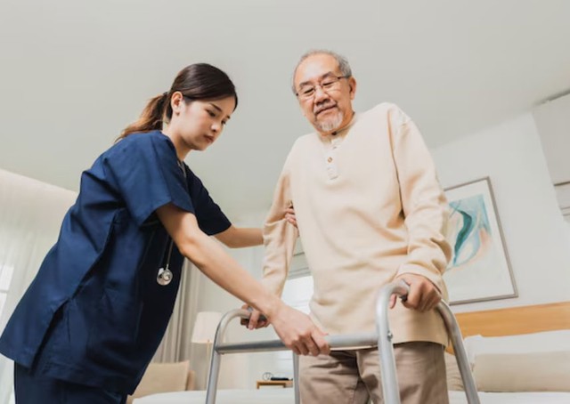 Tuổi gi&agrave; nằm viện kh&ocirc;ng ai chăm, quyết định của t&ocirc;i về t&agrave;i sản khiến 4 con hoảng hốt - Ảnh 1.
