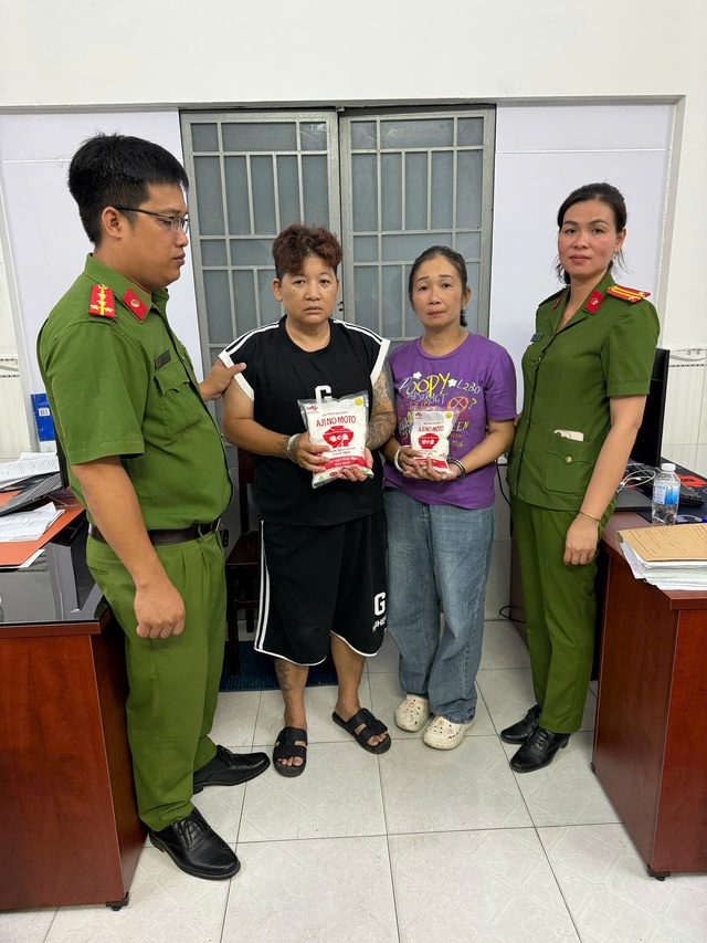 Bắt giữ, khởi tố 3 đối tượng sản xuất, bu&ocirc;n b&aacute;n 3 tấn bột ngọt, hạt n&ecirc;m giả - Ảnh 1.
