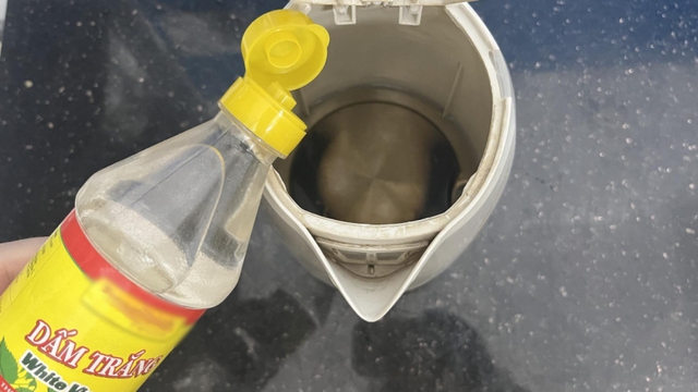 Mẹo nhỏ loại bỏ cặn bẩn ấm đun nước si&ecirc;u sạch, si&ecirc;u nhanh - Ảnh 1.