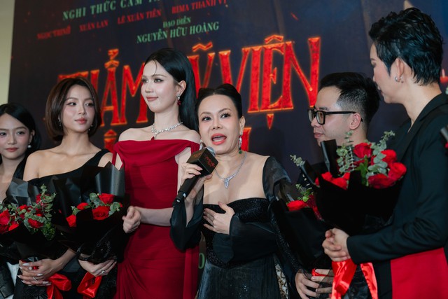 Bạn trai tin đồn của Ngọc Trinh rạng rỡ xuất hiện ủng hộ phim 'Thẩm mỹ viện &acirc;m phủ' - Ảnh 3.