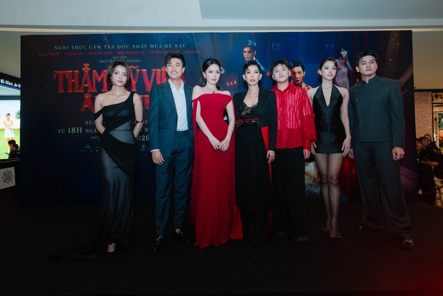 Bạn trai tin đồn của Ngọc Trinh rạng rỡ xuất hiện ủng hộ phim 'Thẩm mỹ viện &acirc;m phủ' - Ảnh 4.