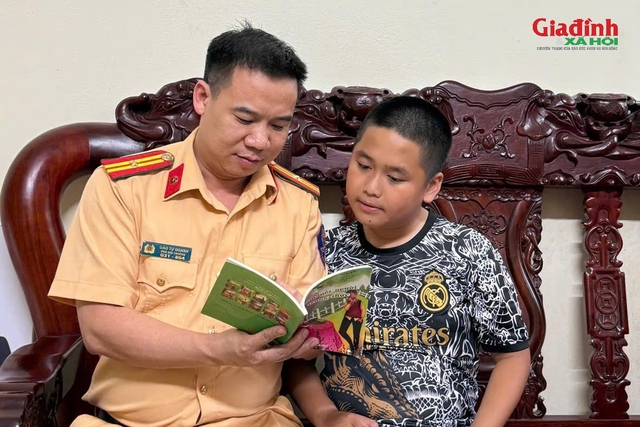 Những c&aacute;i nắm tay của CSGT H&agrave; Nội chắp c&aacute;nh ước mơ cho con em c&aacute;n bộ chiến sĩ - Ảnh 2.