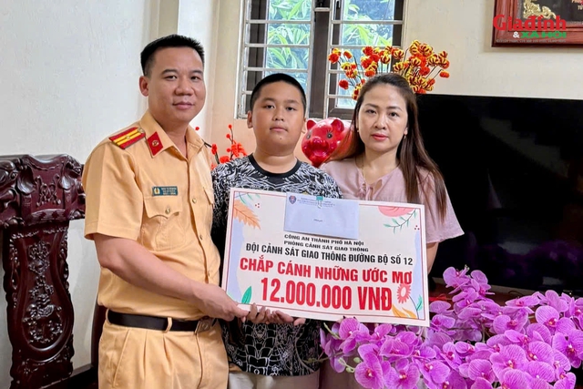 Những c&aacute;i nắm tay của CSGT H&agrave; Nội chắp c&aacute;nh ước mơ cho con em c&aacute;n bộ chiến sĩ - Ảnh 4.