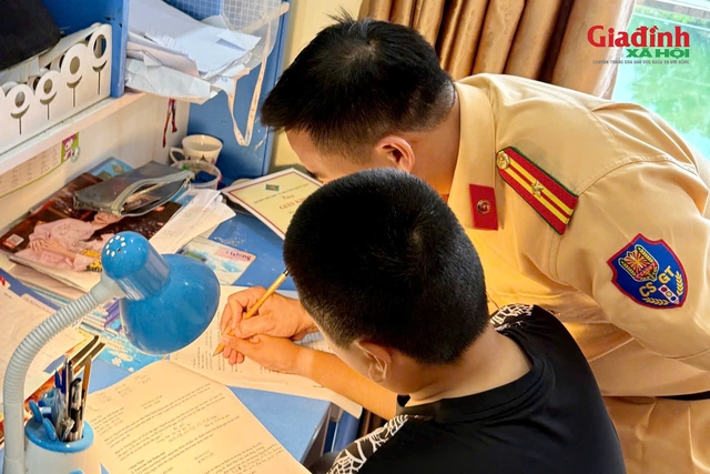 Những c&aacute;i nắm tay của CSGT H&agrave; Nội chắp c&aacute;nh ước mơ cho con em c&aacute;n bộ chiến sĩ - Ảnh 3.