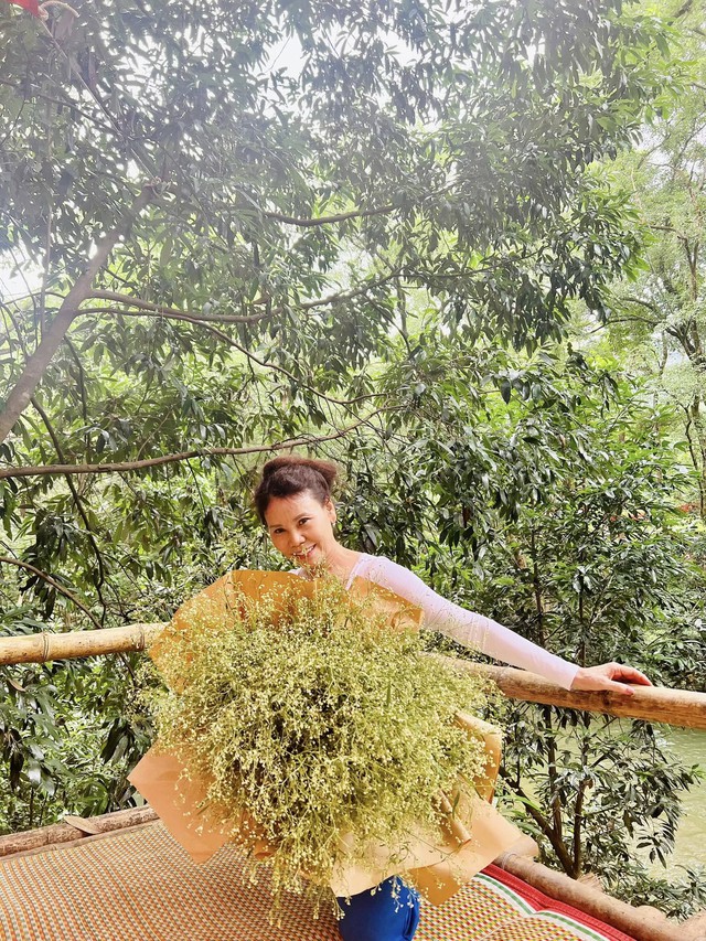 Ngỡ ng&agrave;ng sắc v&oacute;c tuổi gần 70 của mẹ ruột Hồ Ngọc H&agrave; - Ảnh 8.