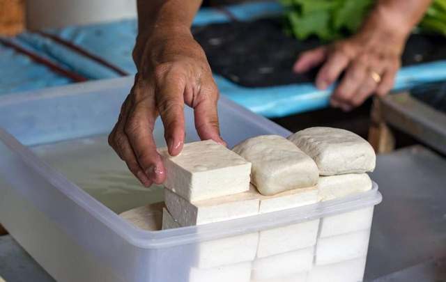 N&oacute;i thật: Ra chợ thấy 4 loại đậu phụ n&agrave;y, được cho kh&ocirc;ng cũng đừng dại mang "mầm bệnh" về nh&agrave; - Ảnh 3.