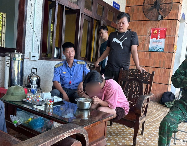T&igrave;m thấy nữ h&agrave;nh kh&aacute;ch lạc giữa rừng Hải V&acirc;n sau hơn 1 ng&agrave;y mất t&iacute;ch - Ảnh 2.
