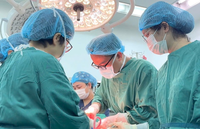 Người phụ nữ 27 tuổi biến dạng ngực sau khi sinh thừa nhận 1 sai lầm nhiều chị em Việt mắc phải - Ảnh 2.