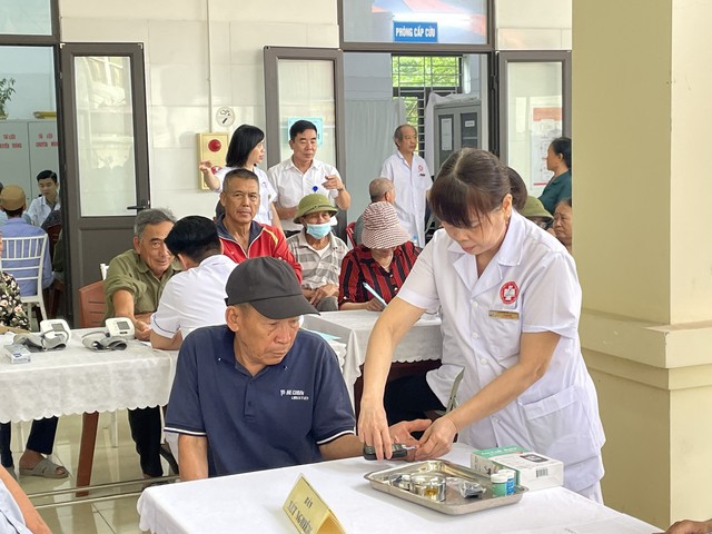 UBND TP. H&agrave; Nội đốc th&uacute;c kh&aacute;m sức khỏe to&agrave;n d&acirc;n v&agrave; ph&ograve;ng ngừa dịch bệnh - Ảnh 1.