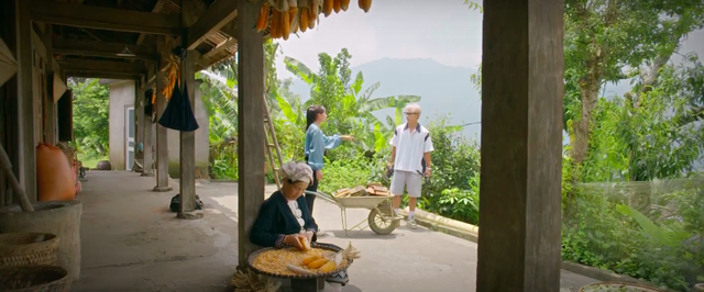Hoa hậu Vi Minh rời bản về th&agrave;nh phố sau khi bị bố đẻ b&oacute;c mẽ chi&ecirc;u tr&ograve;  - Ảnh 1.