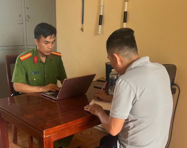 Người đ&agrave;n &ocirc;ng kh&ocirc;ng đội mũ bảo hiểm , ch&oacute; đội mũ bảo hiểm g&acirc;y x&ocirc;n xao x&atilde; hội Nghệ An - Ảnh 1.