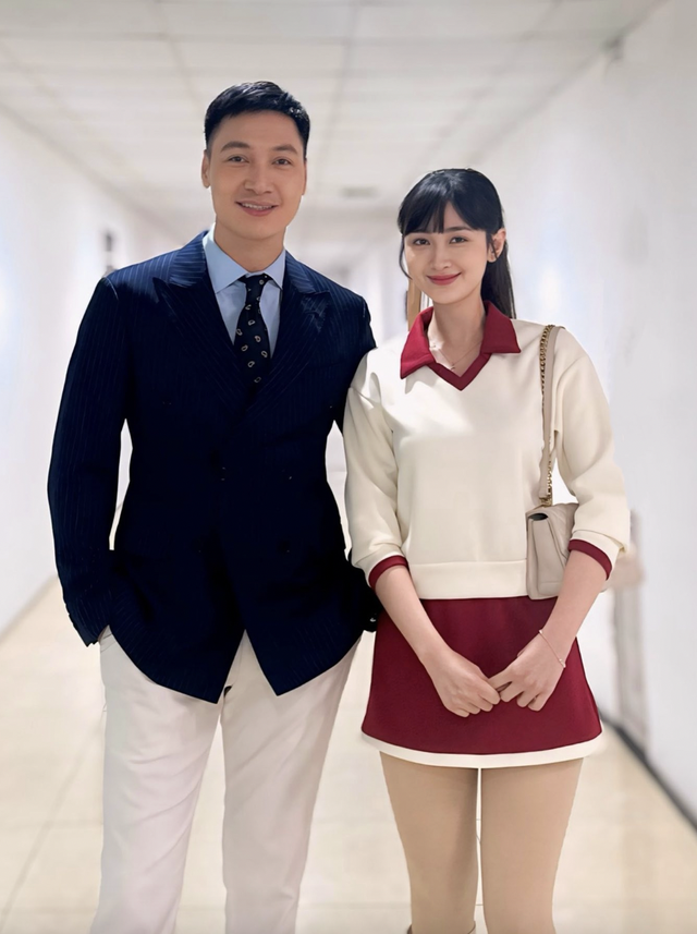 Nữ diễn vi&ecirc;n Ngọc Thủy qu&ecirc; Bắc Ninh được bố mẹ treo ảnh khắp qu&aacute;n b&uacute;n - Ảnh 5.