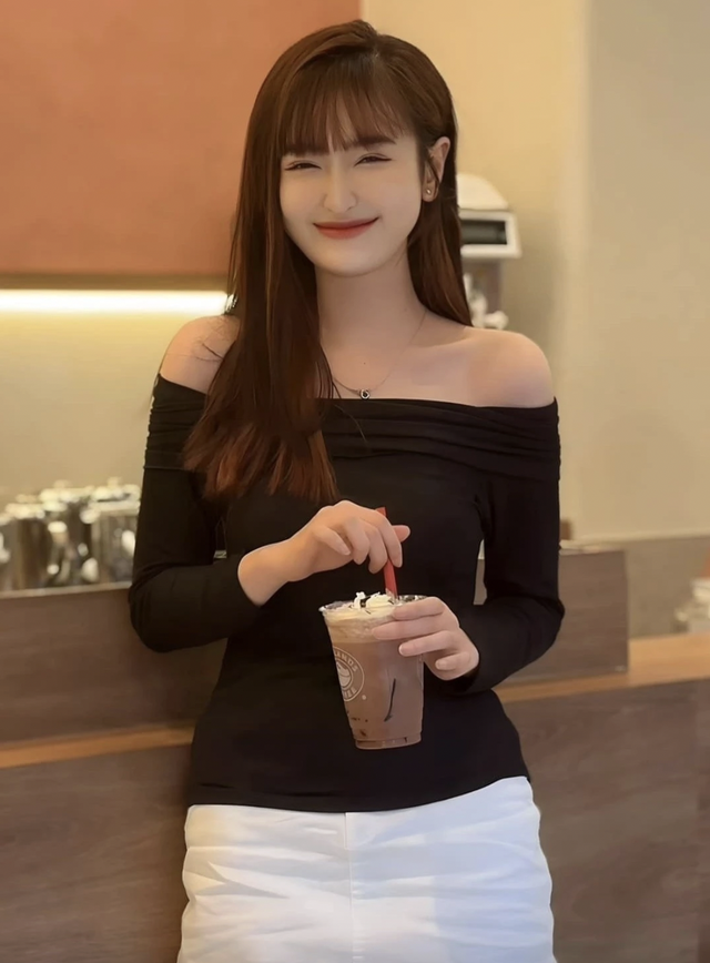 Nữ diễn vi&ecirc;n Ngọc Thủy qu&ecirc; Bắc Ninh được bố mẹ treo ảnh khắp qu&aacute;n b&uacute;n - Ảnh 9.