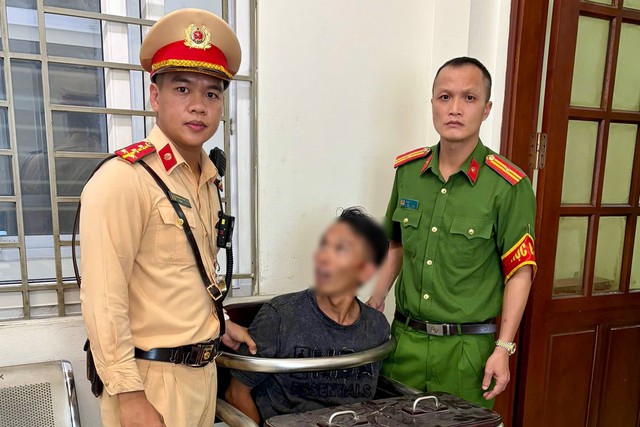 Khống chế đối tượng đập ph&aacute; xe ở H&agrave; Nội: H&agrave;nh động kịp thời của C&ocirc;ng an - Ảnh 1.