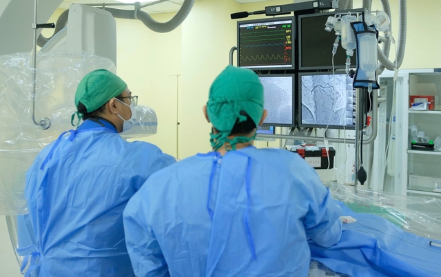 Sau cuộc nhậu, người đ&agrave;n &ocirc;ng 37 tuổi l&ecirc;n cơn nhồi m&aacute;u cơ tim cấp: B&aacute;c sĩ chỉ r&otilde; nguy&ecirc;n nh&acirc;n - Ảnh 1.