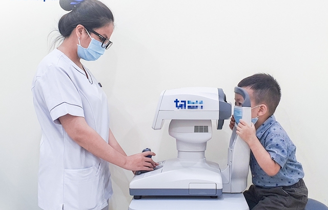 B&eacute; trai 3 tuổi cận 14 độ: B&aacute;c sĩ ph&aacute;t hiện nguy&ecirc;n nh&acirc;n bất thường ở mắt - Ảnh 1.