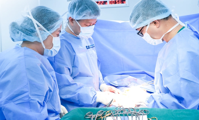 B&iacute; tiểu, bụng căng cứng, người phụ nữ ph&aacute;t hiện c&ugrave;ng l&uacute;c 3 khối u xơ tử cung - Ảnh 1.