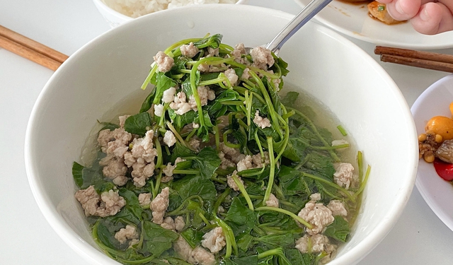 Vừa m&aacute;t vừa gi&uacute;p lợi tiểu, loại rau mọc hoang m&ugrave;a h&egrave; n&agrave;y chế biến được nhiều m&oacute;n ngon cho ng&agrave;y nắng n&oacute;ng - Ảnh 3.